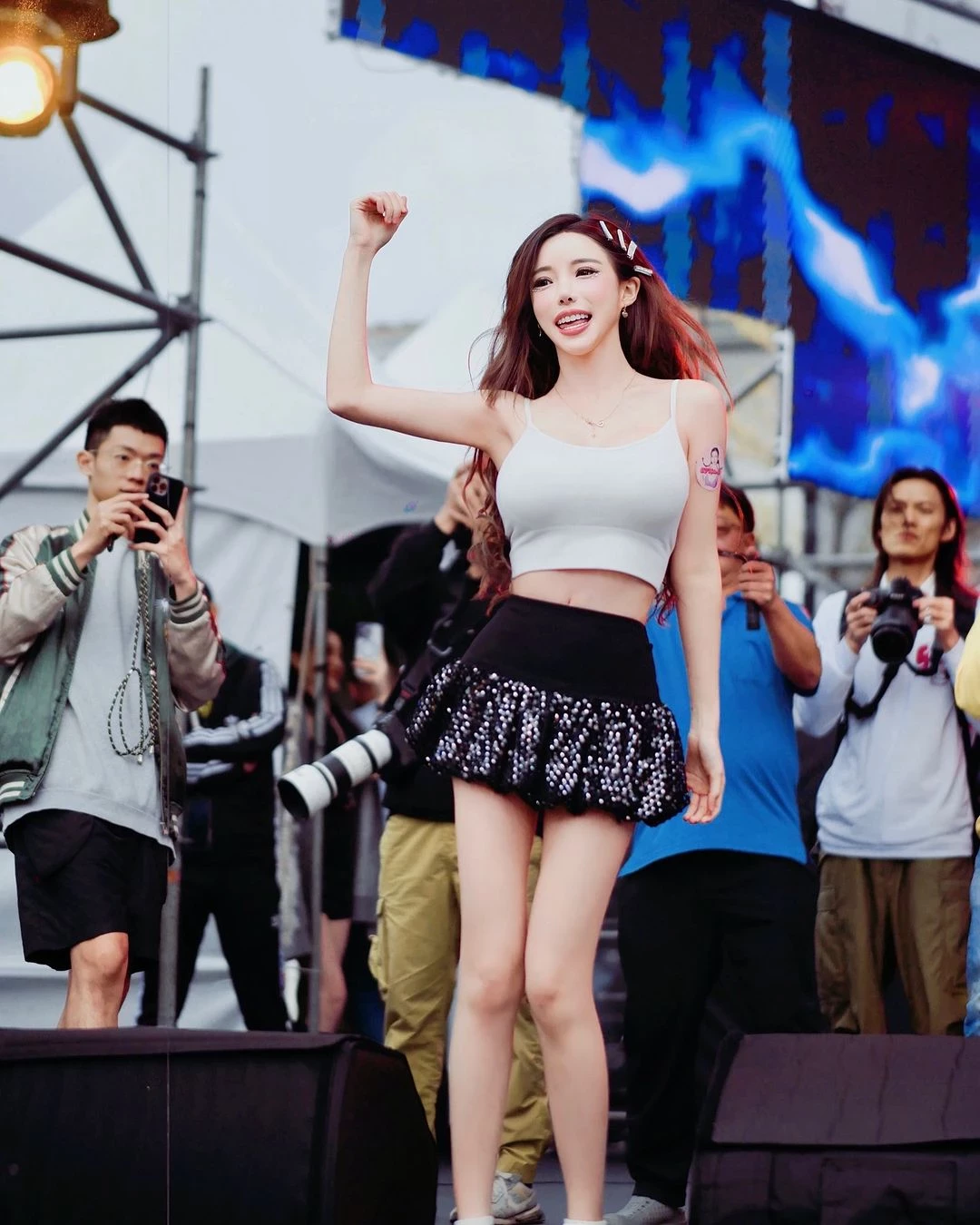Nữ Dj Tạo Dáng Dễ Thương Với Điệu Nhảy Đẹp