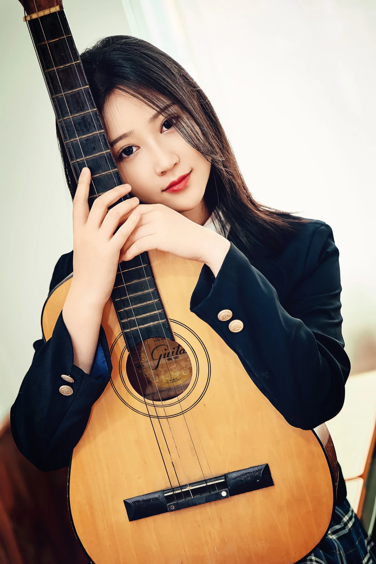 Hình Ảnh Cute Của Nữ Sinh Cầm Đàn