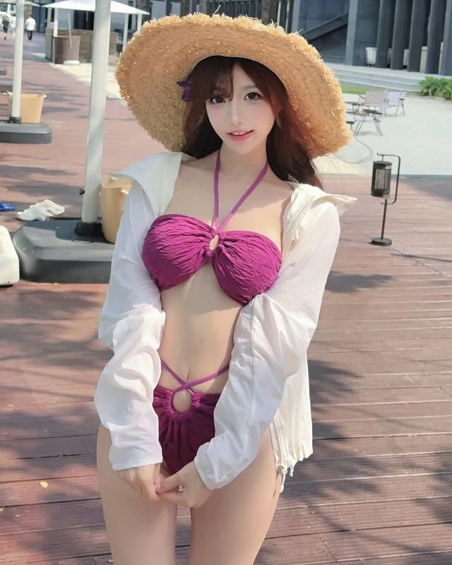 Vẻ Mặt Thiên Thần Với Đường Cong Quyến Rũ Của Cô Gái Xinh Đẹp