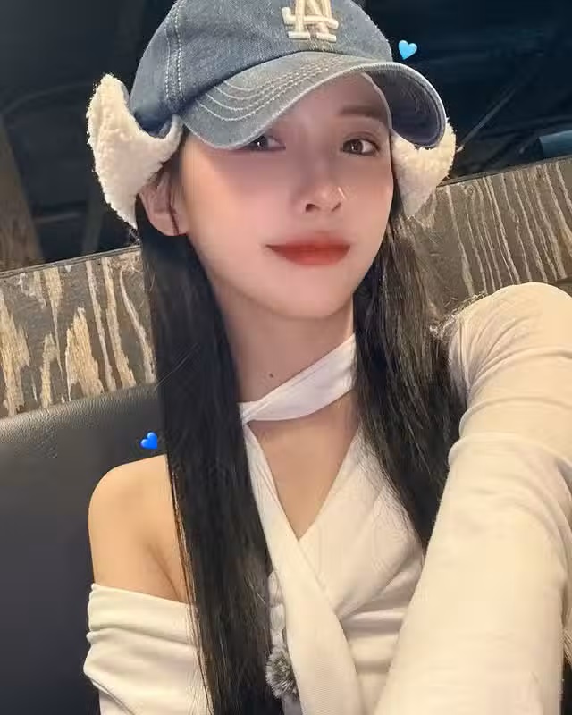 Nữ Sinh Dễ Thương Với Đôi Mắt Lôi Cuốn Người Nhìn