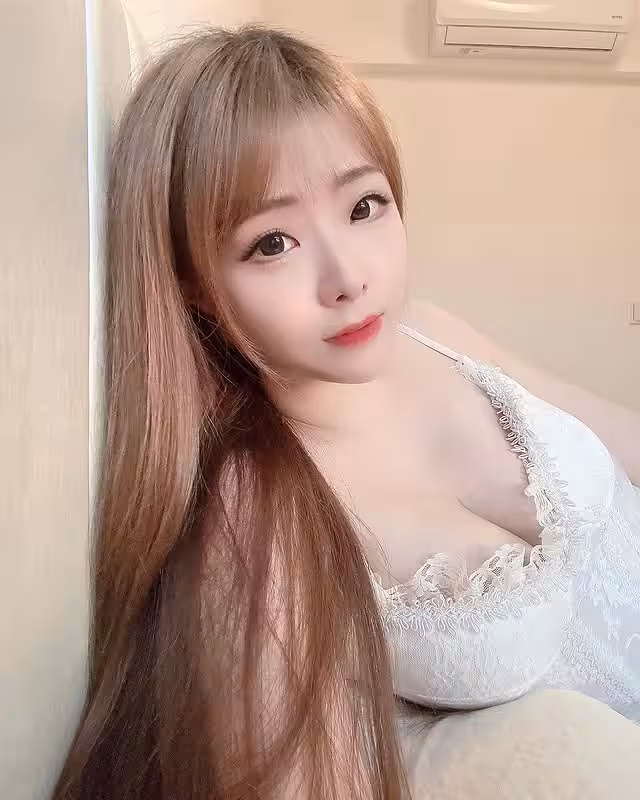 Nữ Idol Xinh Đẹp Khuôn Mặt Xinh Xắn Với Trang Phục Đầm Quyến Rũ
