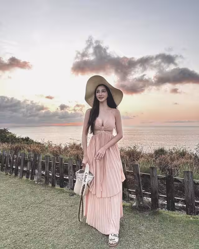 Hot Girl Chân Dài Với Thân Hình Nóng Bỏng Quyến Rũ