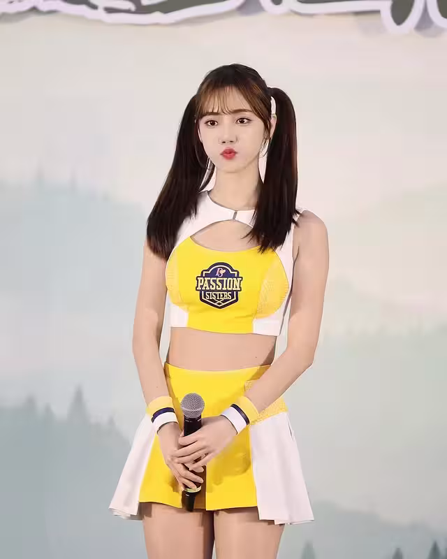 Nữ Idol Trẻ Với Thân Hình Quyến Rũ Và Nụ Cười Tươi Sáng