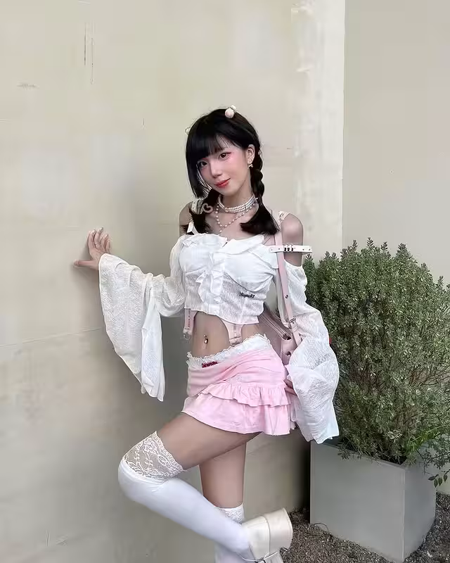 Người Đẹp Gợi Cảm Thiên Vân Đầy Màu Sắc Và Quyến Rũ