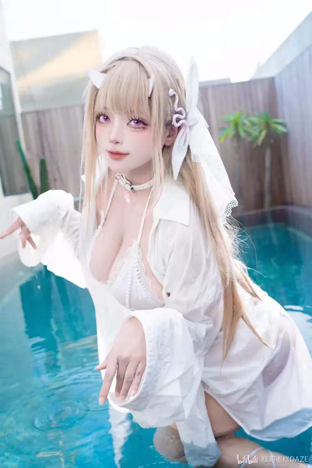 Cô Gái Xinh Hentai Ganyu Với Bikini Trắng Gợi Cảm Quyến Rũ