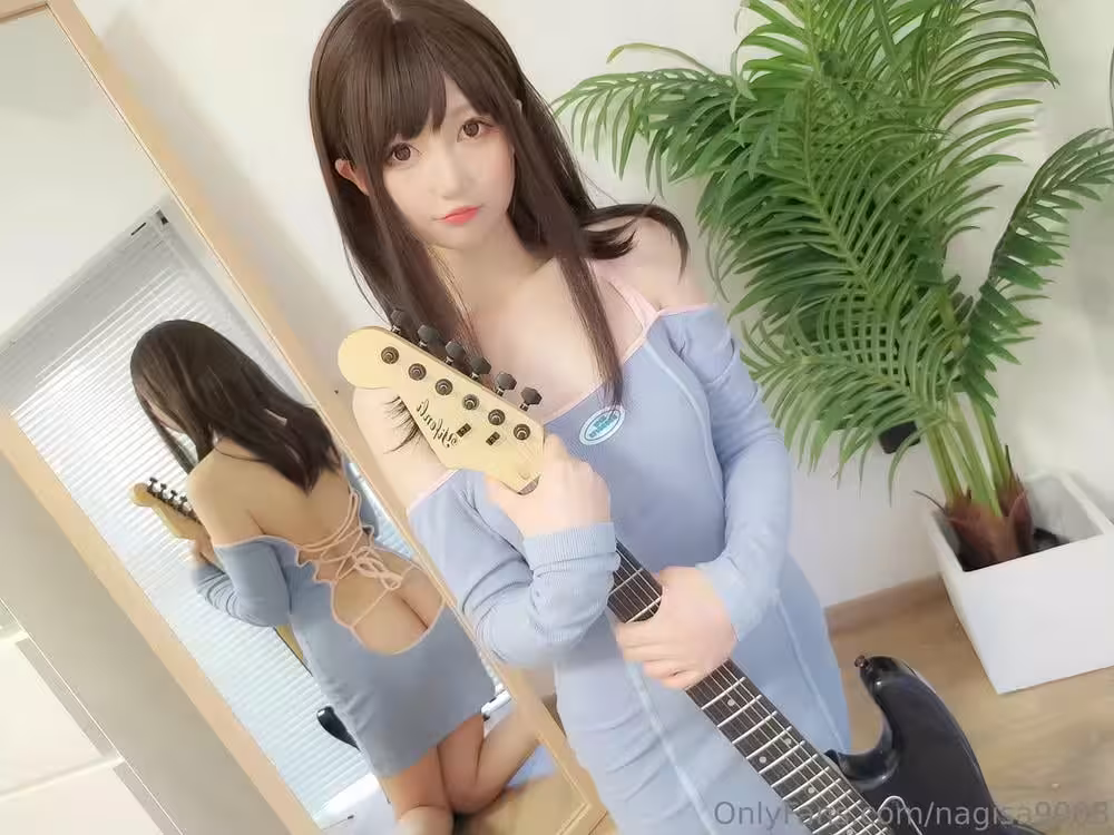 Gái Xinh Với Vẻ Mặt Đáng Yêu Hentai Cô Gái Cầm Đàn Xinh Xắn