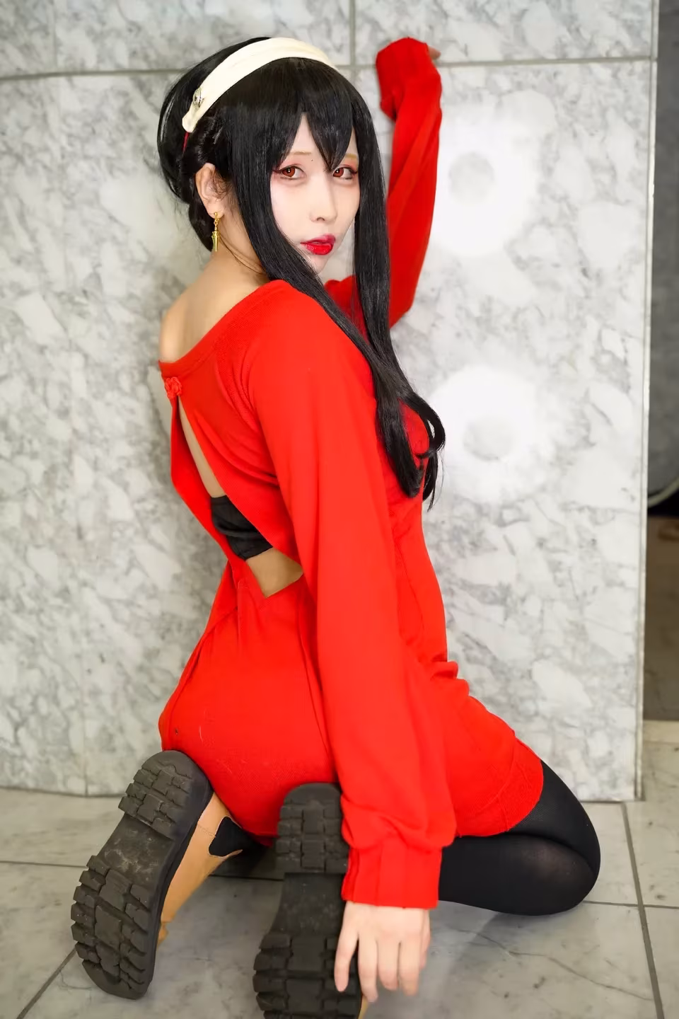 Ảnh Người Mẫu DIện Đầm Đỏ Tươi Tắn Xinh Đẹp
